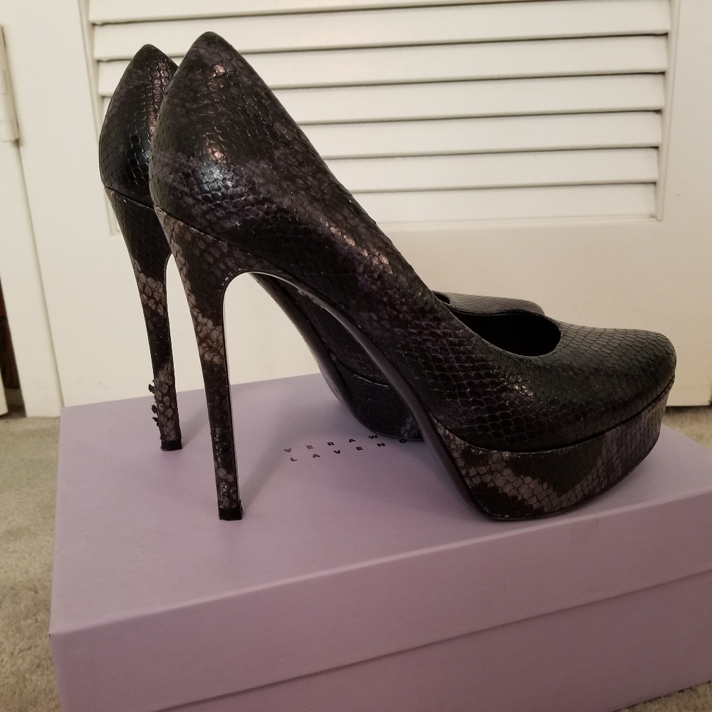 Vera Wang Lavender Python Snake Pump 41 - image 1